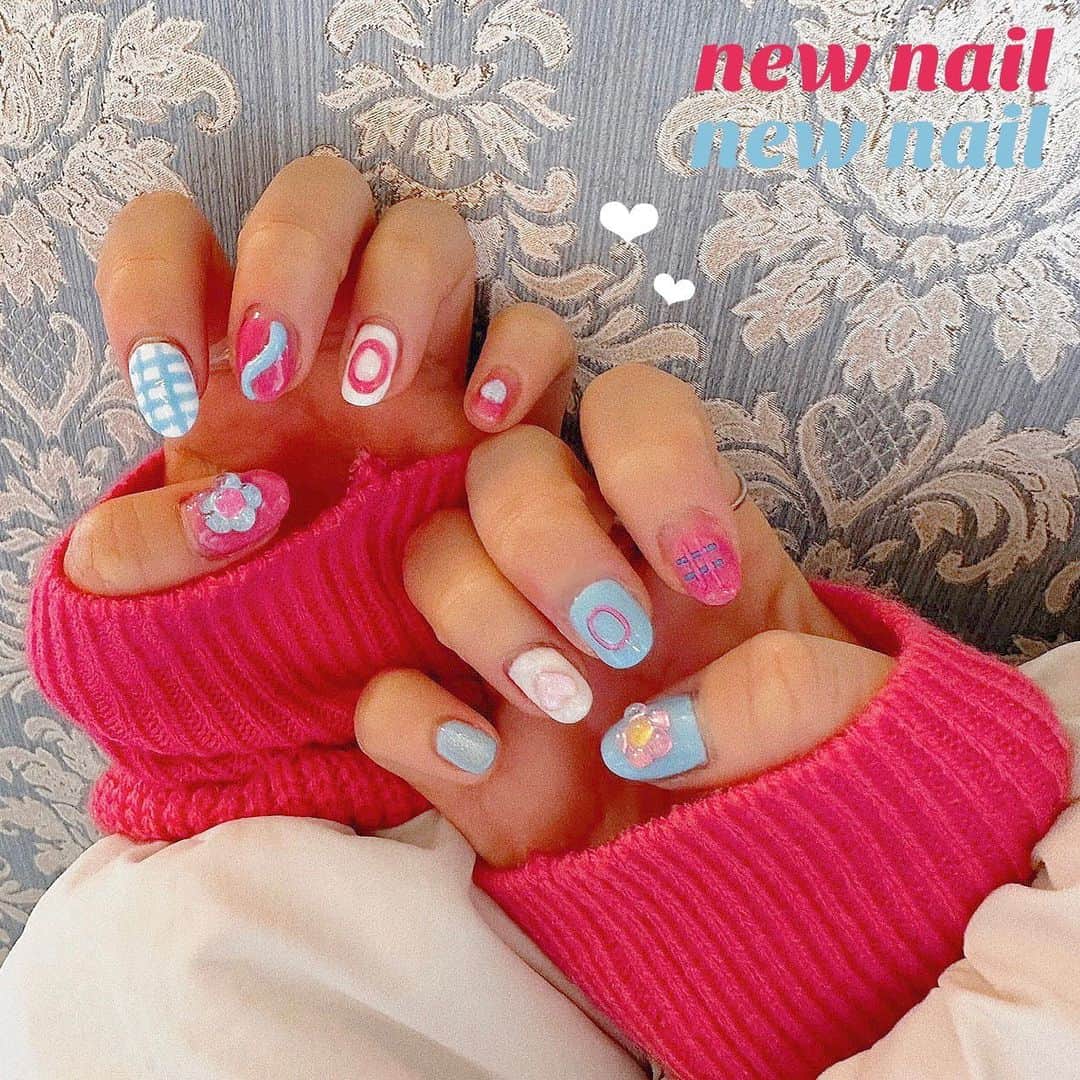 のインスタグラム：「🩰🛁🪞 ⁡ ⁡ ⁡ ニューネイル💅🏻✧︎ ⁡ セルフでやりました(#^.^#)🫶🏻🫶🏻🫶🏻 ⁡ ⁡ 使ったジェルネイルはセリアのもの🤵🏻‍♂️ ⁡ ・カラージェルネイル ミルキーブルー ・カラージェルネイル ガーリーピンク ・カラージェルネイル ホワイト ⁡ ガーリーピンクはちゅるちゅるカラーでかわいすぎた🎀 ⁡ ⁡ パーツはSHEINです✌🏻 ⁡ クリアなお花のパーツ天才的に可愛かった(；ᴗ；)💓 ⁡ ⁡ #セルフジェルネイル #セリア #ポップネイル #SHEINのパーツ可愛すぎ #お花の大きさ丁度いい #今回は2時間くらいかかった #爪先見るたんびにウキウキ気分 #きゃわです」
