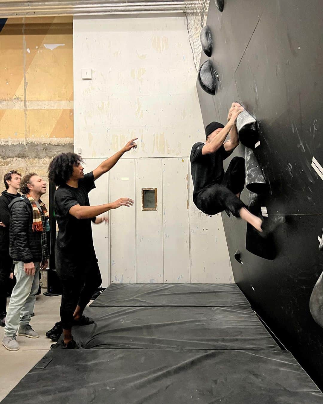 フレッド・二コルのインスタグラム：「Two months ago I got contacted by @salomon through @soill if I could do some climbing shoes based on a design by @11bybbs @boris_bidjan_saberi_11 for his Fashion Show - I accepted and here some impressions of the shoes and the show! Thanks Boris for your kindness, your friendship and the opportunity to work with you on this project! #parisfashionweek #borisbidjansaberi #bouldering」