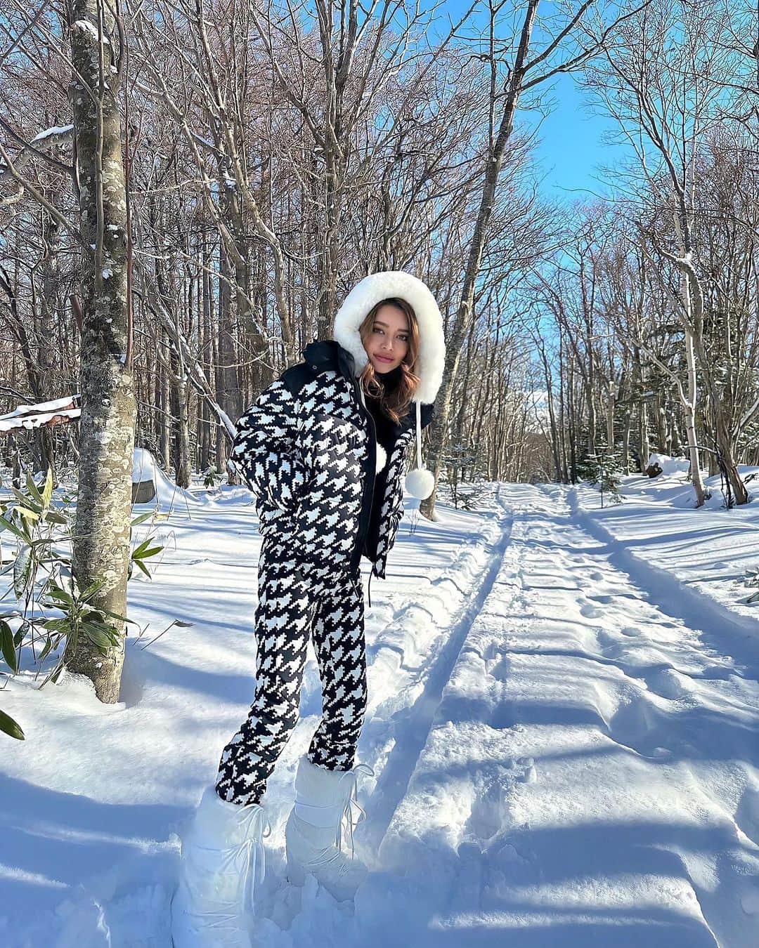 マリア友のインスタグラム：「29歳になりました⛄️❤️  #北海道#知床#hokkaido#雪#snowwhite #perfectmoment#perfectmomentsports#moonboot#swag#雪遊び#happybirthday#おめでとう自分#誕生日」