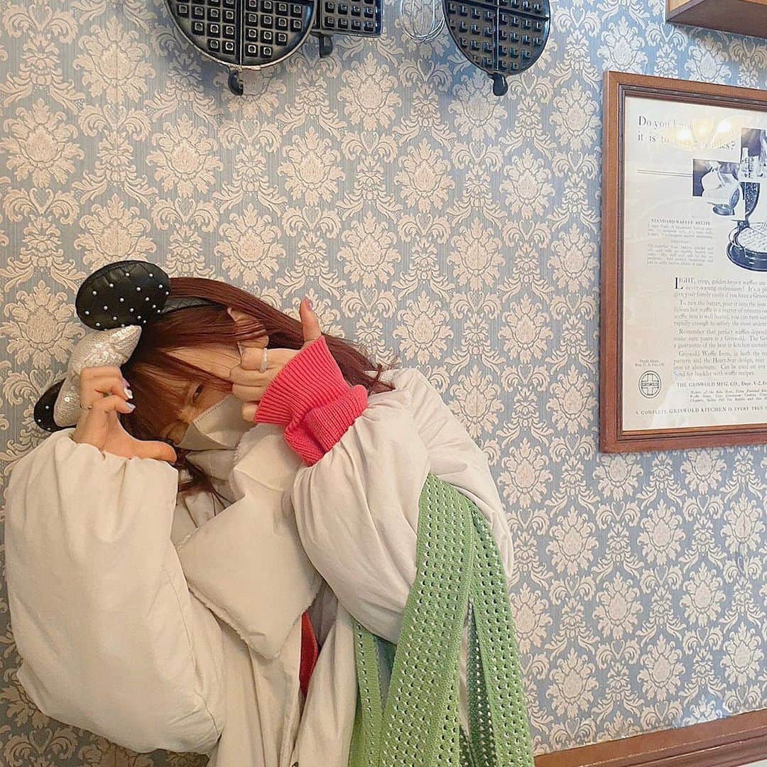 のインスタグラム：「🏰🤍 ⁡ ⁡ ⁡ この間大学時代のお友達とディズニー2days行ってきた(#^.^#)❤︎ひさしぶりに遊んで楽しかった🫶🏻🎪🫶🏻 ⁡ 撮ってもらった写真見返してて気づいたけどほとんどふざけてました。映えてるのなんとかかき集めた。何事。 ⁡ 仲良しメンバーひさびさ皆で集まったけどノリが変わってなくて安心したアラサーであった。 ⁡ 雨予報聞いてなくて急遽ディズニーで傘買いました。イエローでデザインも可愛い傘があったのですがキッズ用でした。キャストさんに「キッズ用ですが大丈夫ですか？」と尋ねられたけど可愛かったので「大丈夫です！」って返事しました。結構小さかったです。最高の思い出が出来ました。 ⁡ ⁡ ⁡ アウター：me+em select ピンクのカーディガン：GU ⁡キャミワンピ：ナチュラルクチュール  グリーンのカーディガン：Ray Cassin パンツ：GU ⁡ バッグ：SHEIN ⁡マフラー：GU ⁡ ⁡ #ディズニー #ディズニーランド #ディズニーシー #キッズ用の傘可愛すぎんねん #人生ノリと勢い #ビリーヴ見たけど最高やった #ジャンボリミッキーも見れた #感動の嵐やった #やはりあそこは夢の国 #ずっと夢見続けていたい」