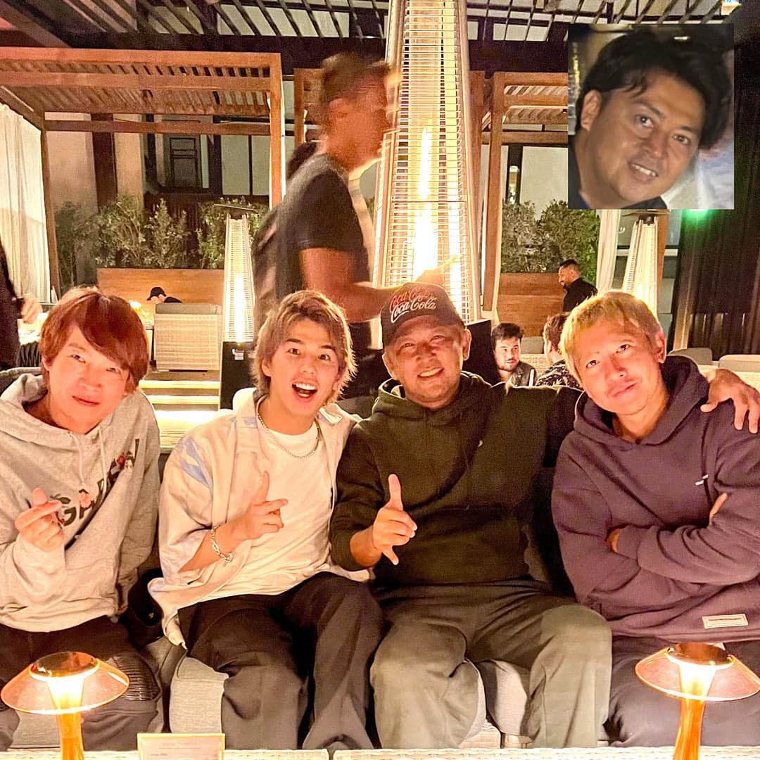 のインスタグラム：「ヒロキに会うんは4,5年ぶりかな？ かなり大人になっとってビックリしたわw  最初に会ったのが中学生の時やから、そら大人なったわなー  いろいろ会ったけど、ドバイで会えてよかったわ！ 気をつけて日本帰ってやー！  ※シュンスケは隔離中やったから、休んでる生徒みたいに端っこに枠の中に入れといた笑笑  #ガーシー #GASYLE #GAREW #myfirststory  #hiro」