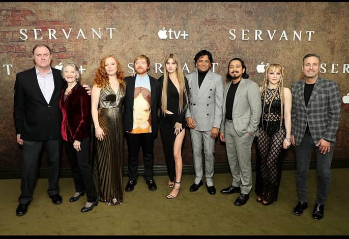 ルパート・グリントのインスタグラム：「Here we go again for the very last time. Our final season of #Servant is streaming now on @appletvplus   I love this show and I love these people. We’re excited for you all to see how it ends over on Spruce Street… love Rupe x」