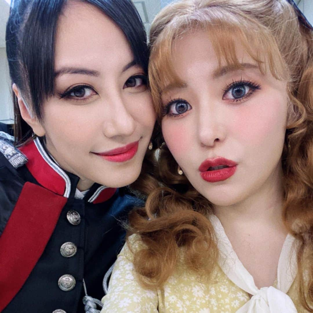 黒崎真音さんのインスタグラム写真 - (黒崎真音Instagram)「音楽劇『李香蘭-花と華-』 . リュバチカとしての役目を終えました . リュバチカを探し続けた日々はとても有意義でした . カンパニーの皆さんが大好きです . またどこかでお会い出来ますように . 応援してくださった皆様ありがとうございました . リューバ・モノソファ・グリーネッツ . リュバチカ役 . 黒崎真音　 #音楽劇李香蘭」1月21日 0時09分 - maonkurosaki922