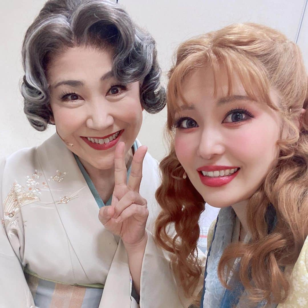 黒崎真音さんのインスタグラム写真 - (黒崎真音Instagram)「音楽劇『李香蘭-花と華-』 . リュバチカとしての役目を終えました . リュバチカを探し続けた日々はとても有意義でした . カンパニーの皆さんが大好きです . またどこかでお会い出来ますように . 応援してくださった皆様ありがとうございました . リューバ・モノソファ・グリーネッツ . リュバチカ役 . 黒崎真音　 #音楽劇李香蘭」1月21日 0時09分 - maonkurosaki922