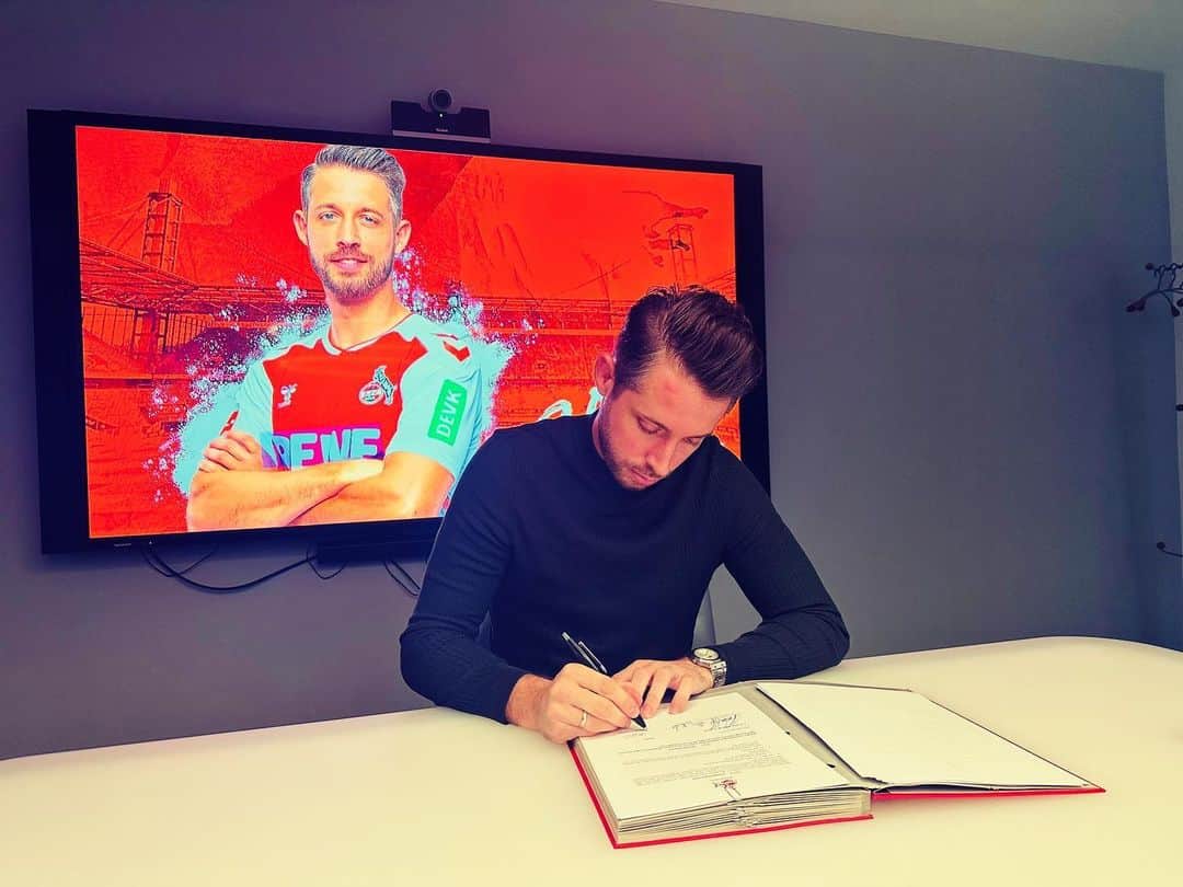 マルク・ウートのインスタグラム：「🔴 #2025 ⚪️  Ich freue mich diesen Weg weiter mit meinem Verein des ❤️ gehen zu können.   Ich danke jedem einzelnen Kölner für seinen Support auf meiner bisherigen Reise und freue mich auf die weitere gemeinsame Zeit in der Domstadt‼️  #effzeh ❤️🤍」