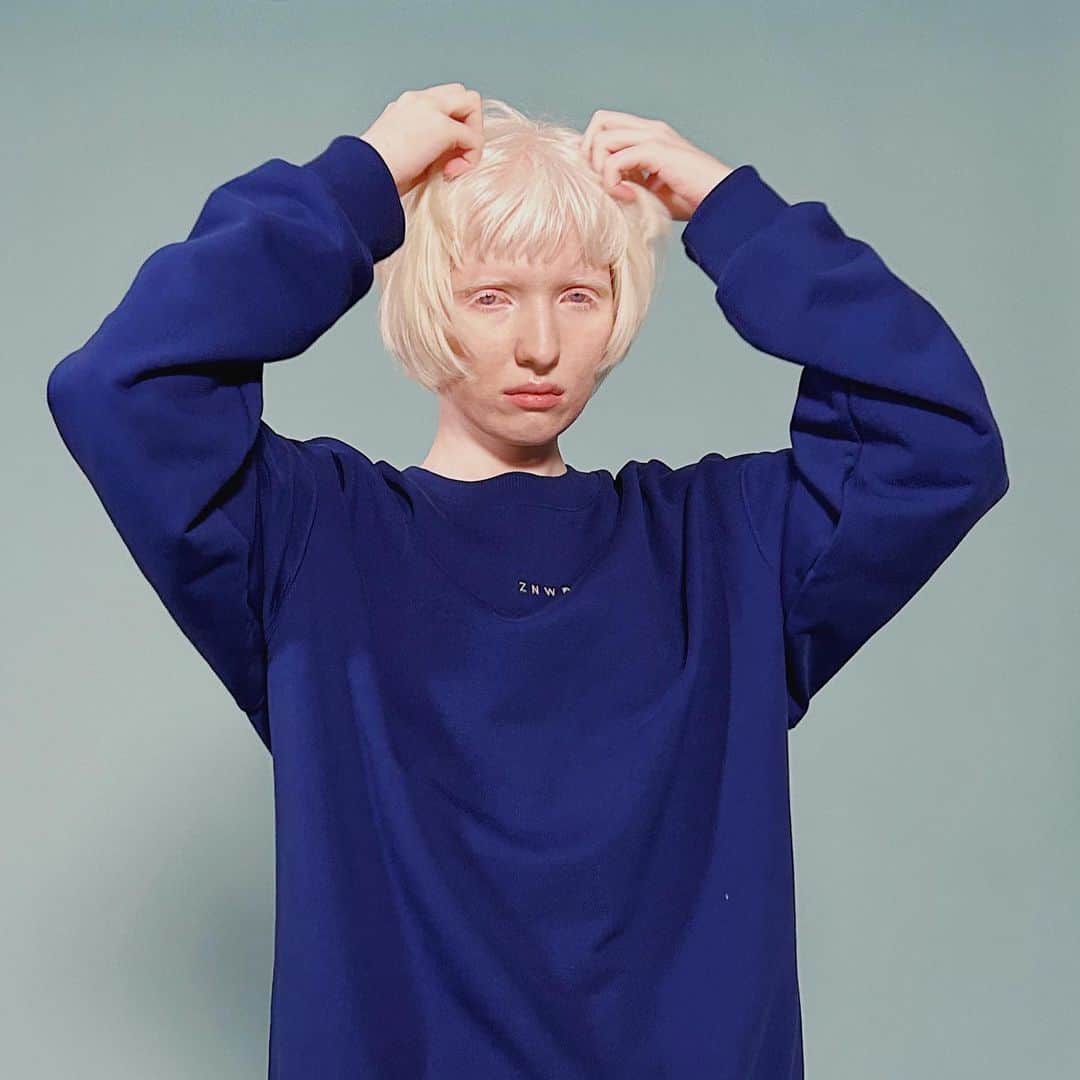 ナスチャのインスタグラム：「today’s first debute 💙 for @znwr.store with the new haircut 😌」