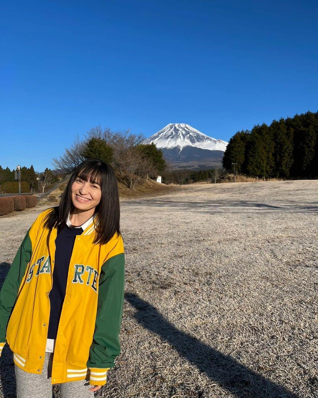 堀口日萌のインスタグラム：「富士山🗻🌊⛄️💦🫧 さっみーーー！！ 服ダッセーーー！！ 晴すぎ☀️☀️☀️☀️☀️☀️ #富士山 #mtfuji #japan #静岡 #御殿場 #ootd #fashion #03 #03년생 #fyp #堀口日萌 #アウトレットジャージで行くな #目開けてね」