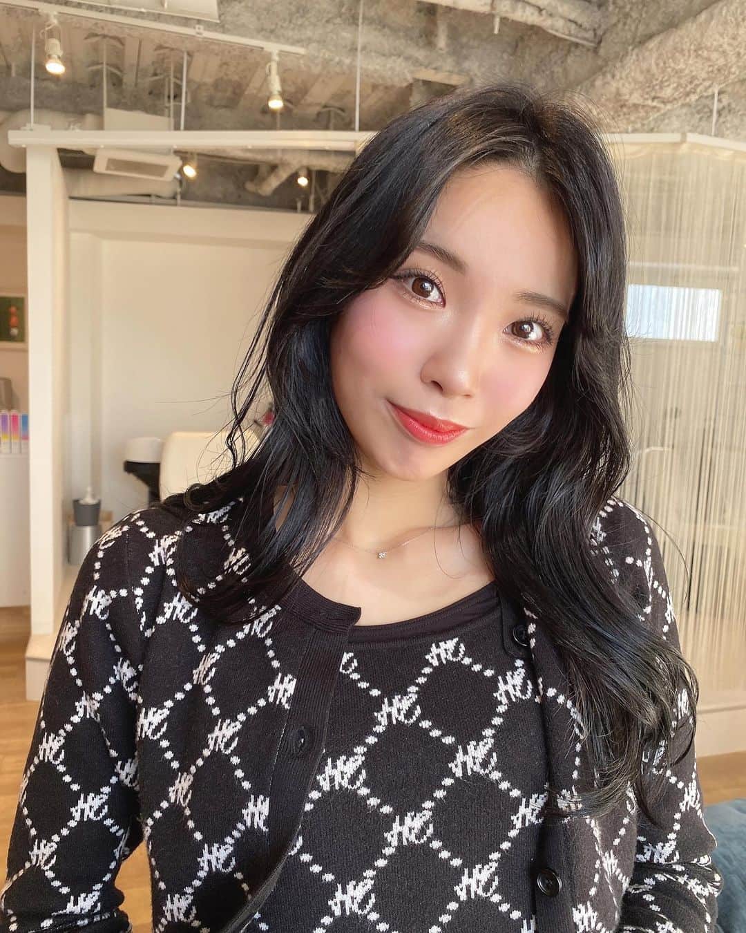 のインスタグラム：「. . 髪の毛染めたよ〜🖤🖤 目指せ黒髪ツヤツヤロング👸🏻 . #ブルーブラック #黒髪 #矢場町美容院 #栄美容院 #矢場町 #栄 #名古屋」