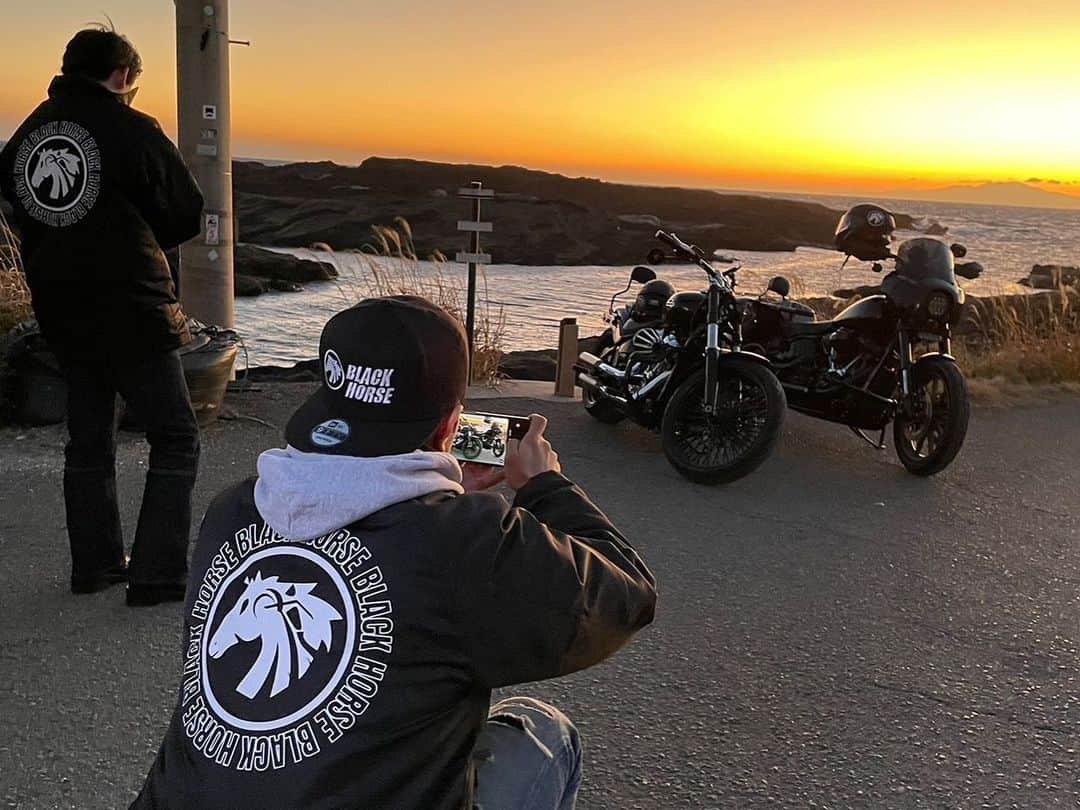 花村想太さんのインスタグラム写真 - (花村想太Instagram)「BLACK HORSE日誌 最高のツーリング日和でした！ レコーディングが終わってからマサオサンと仮入部のカツと走りに行ってきました！ 最高に楽しかった！ #ブレイクアウト #ブレイクアウト114 #ローライダーs #ハーレー #ハーレーダビッドソン  #fxbrs」1月21日 0時45分 - da_ice_sotahanamura
