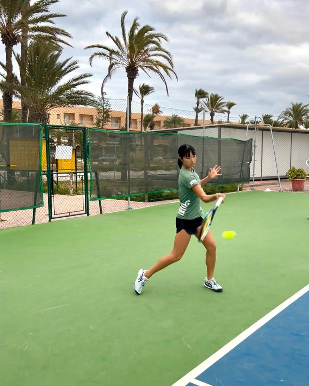 佐藤久真莉のインスタグラム：「W40 Monastir 2週目は予選敗退でした。⁣ 今はバルセロナに戻ってきて練習をしてます。チュニジアは暖かかったですが、バルセロナはかなり寒くなってきました。⁣ 次の大会は1/30~W40 Porto 2/6~W40 Portoを予定しています。体調に気をつけてしっかり調整したいと思います！⁣ ⁣ ⁣ #テニス ⁣ #テニス女子⁣ #テニスウェア ⁣ #プロテニスプレイヤー ⁣ #スポーツ ⁣ #スポーツウェア ⁣ #スポーツ女子 ⁣ #武内総合会計⁣ #富士薬品 ⁣ #アドミラルアスレ⁣ #吉田歯科クリニック ⁣ #ヨネックス ⁣ #professionaltennis ⁣ #tennis ⁣ #tennisgirl ⁣ #tennisplayers ⁣ #sports ⁣ #admiral」