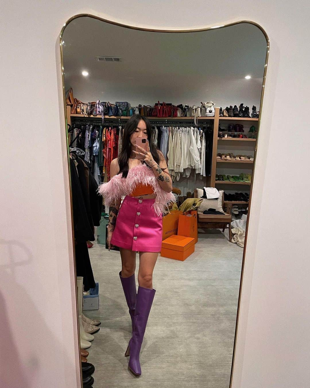 ダニ・ソングのインスタグラム：「should I bring anything home from sister’s closet? 흐흐흐흐💓😼 #happylunarnewyear 🎉🎊」