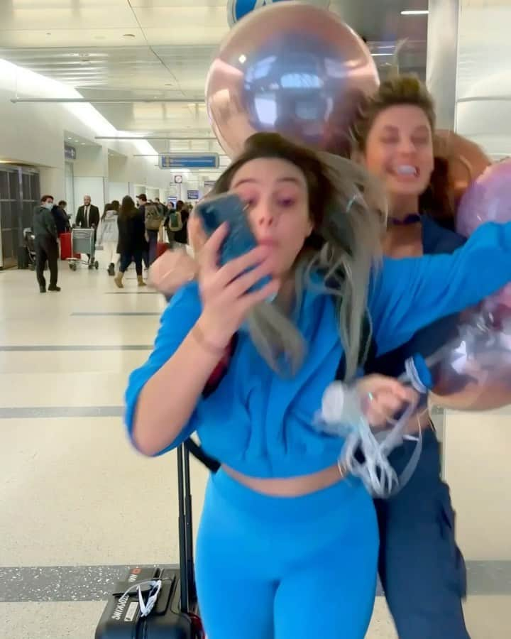 Hannah Stockingのインスタグラム：「When you haven’t seen your bestie in a while 🥺🤣 @hannahstocking @lelepons」