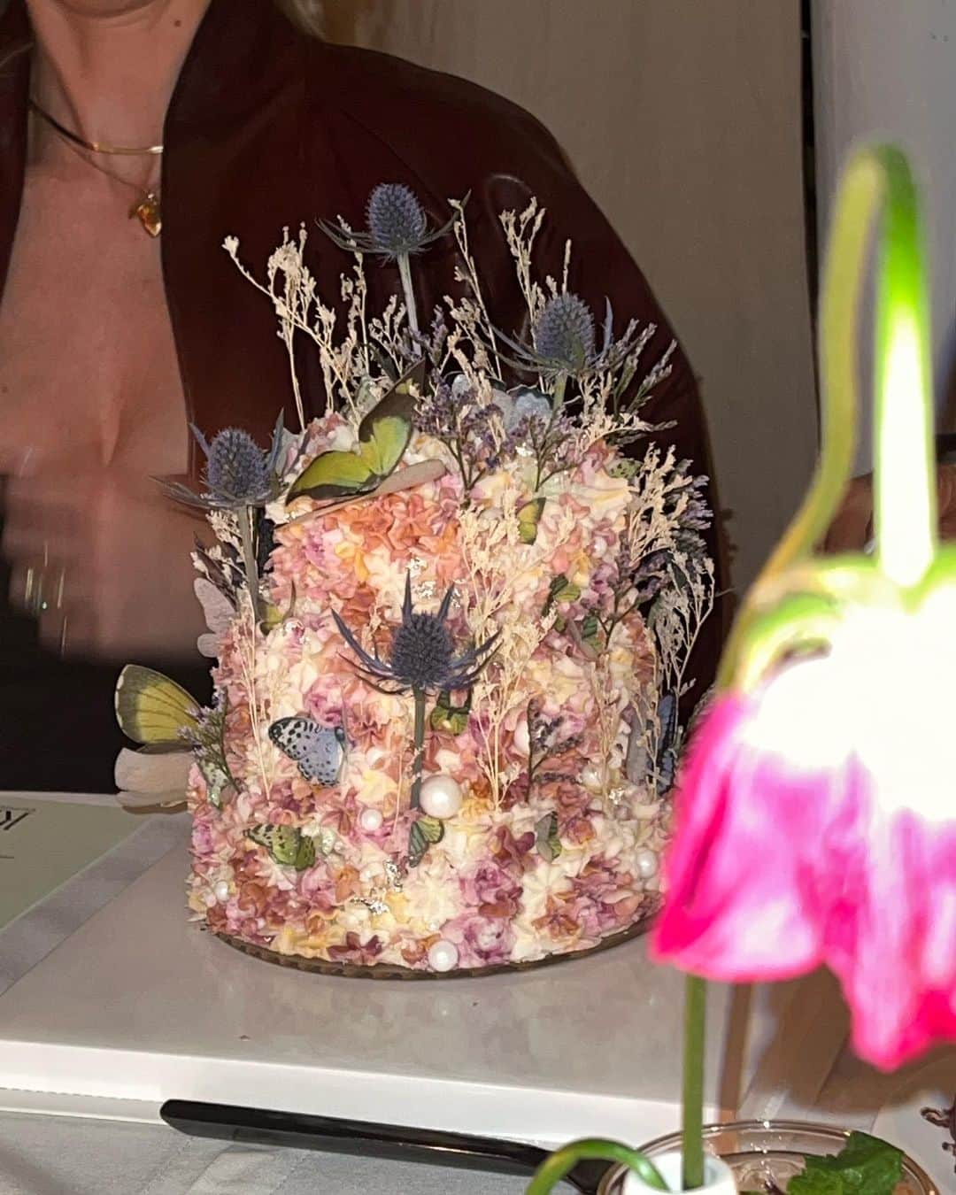 ベラ・ハディッドのインスタグラム：「can you believe this cake @gigislittlekitchen so beautifully and divinely made for our @kineuphorics x @sakaralife dinner last night !?🥹 beyond !!  @danielleduboise @whitneytingle @jenofkin and I are joining forces in the spirit of conscious indulgence to help our kindred friends start the year off with nutritionally rich food and drink pairings that are as fun as they are functional 😇   I’m half way through dry January, consciously watching my vitamin intake, eating habits without taking away any pleasure from my life! Anyone else in with me!?」