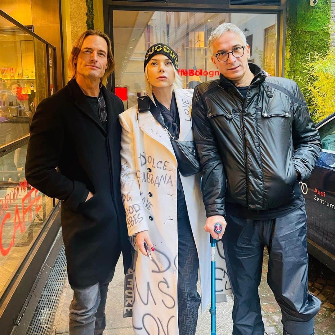 ジョシュ・ホロウェイのインスタグラム：「#famiglia #italiano 💚🤍❤️」