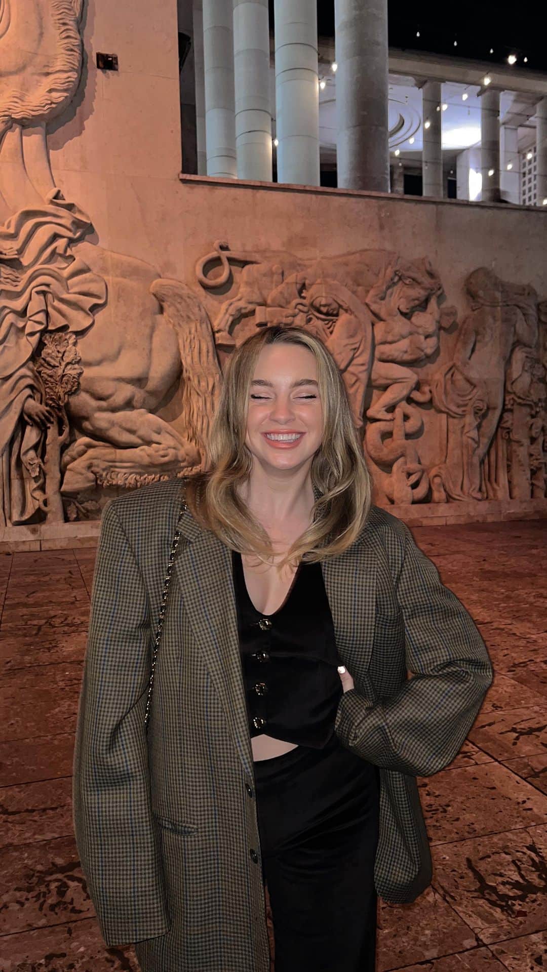 アレクサ・ロジーのインスタグラム：「still here in paris」