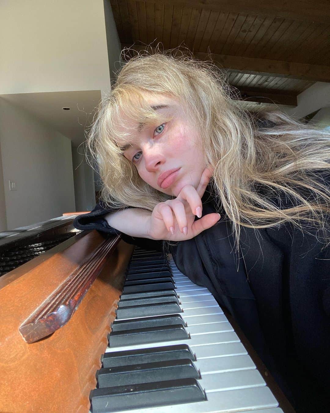 サブリナ・カーペンターのインスタグラム：「tortured artist」