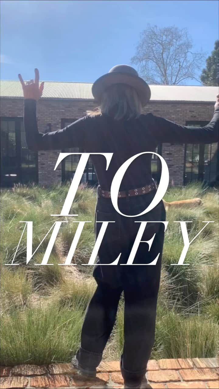 ダイアン・キートンのインスタグラム：「@mileycyrus YOUR INCREDIBLE SONG GAVE ME A REASON TO DANCE IN MY OWN BACKYARD!」