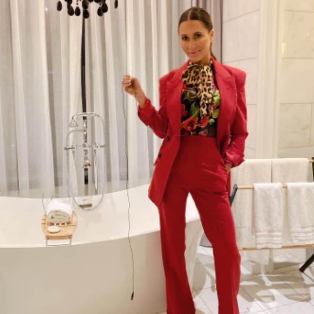 ジェシカ・ブラウンスタインさんのインスタグラム写真 - (ジェシカ・ブラウンスタインInstagram)「The power suit is back on so why not do a contest for my wonderful followers. Let me know your favorite outfit, like this post and you will be automatically entered to win a brand new suit in the color or your choice!  Good luck.  Also sattie7 you won the Chanel suspenders!」1月21日 5時31分 - jessicamulroney