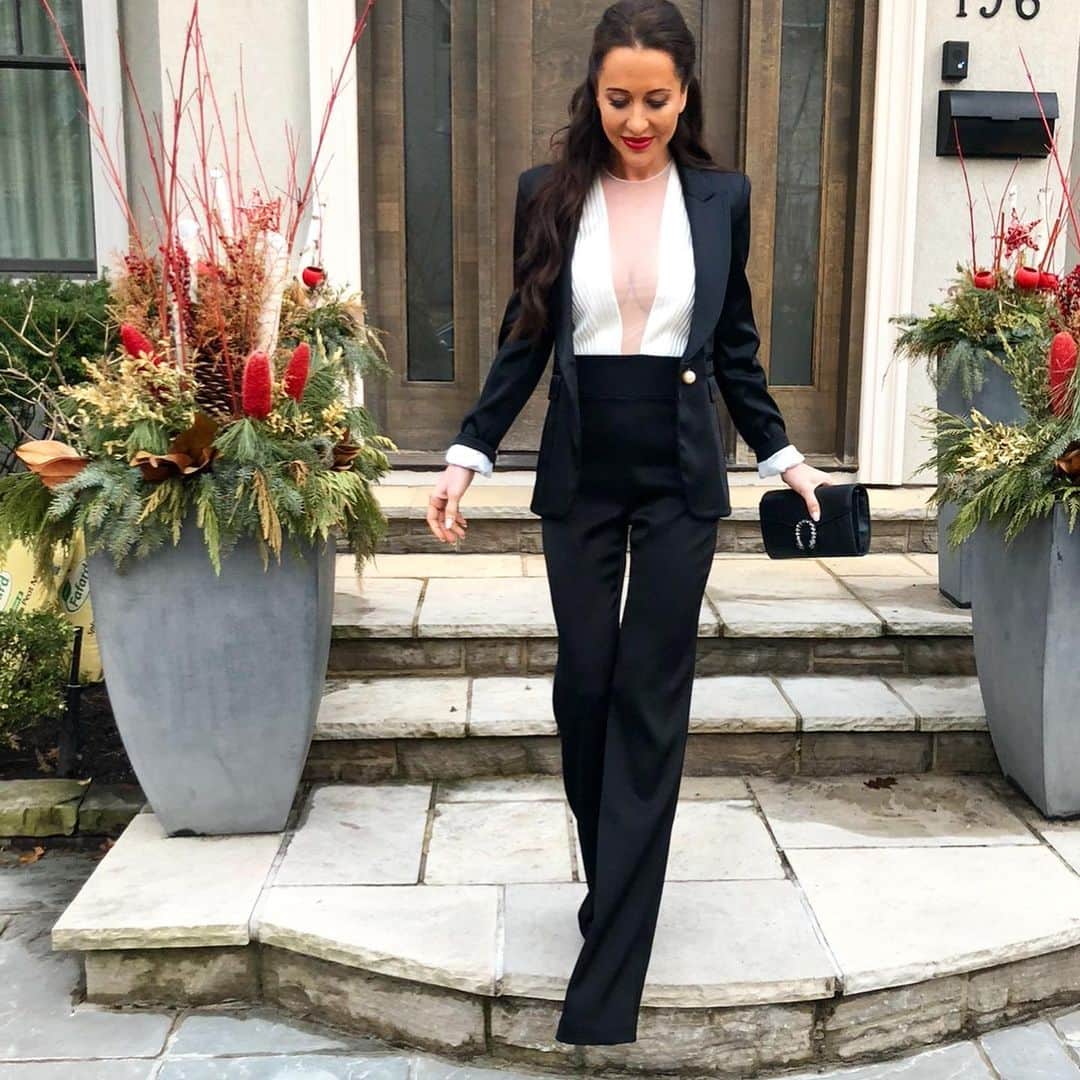 ジェシカ・ブラウンスタインさんのインスタグラム写真 - (ジェシカ・ブラウンスタインInstagram)「The power suit is back on so why not do a contest for my wonderful followers. Let me know your favorite outfit, like this post and you will be automatically entered to win a brand new suit in the color or your choice!  Good luck.  Also sattie7 you won the Chanel suspenders!」1月21日 5時31分 - jessicamulroney