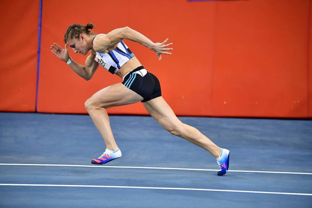 Amandine BROSSIERのインスタグラム：「On renfile le maillot du @sco_angersathle ce week-end pour les régionaux 🥳 Ça fait un bail que je n’y ai plus couru, et d’autant plus sur les distances que j’ai choisies pour attaquer la saison: 60 et 200m 🔥 Retour à mes 1ers amours 🥰   📷 @theobarillerk  #competition #trackandfield #championship #run #nantes」