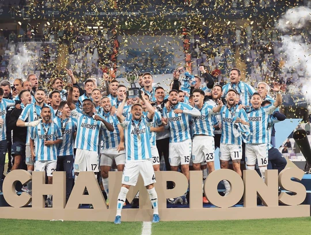 エミリアーノ・インスアのインスタグラム：「Somos CAMPEONES otra vez!! Que lindo es ganar pero nada es casualidad. Hay mucho trabajo atrás de todo esto. Hay un EQUIPO que se deja el alma en cada entrenamiento y cada partido. Nada es casualidad 💪 Quiero Felicitar a todos los que pudimos estar acá, a los que no pudieron venir, a nuestro sostén que es nuestras familias y a cada hincha que siente la camiseta igual que nosotros! GRACIAS TOTALES 👏  Vamos @racingclub Carajo💙   #Campeones #SuperCopa #Argentina #Equipo #TodosJuntos #AbuDabi」