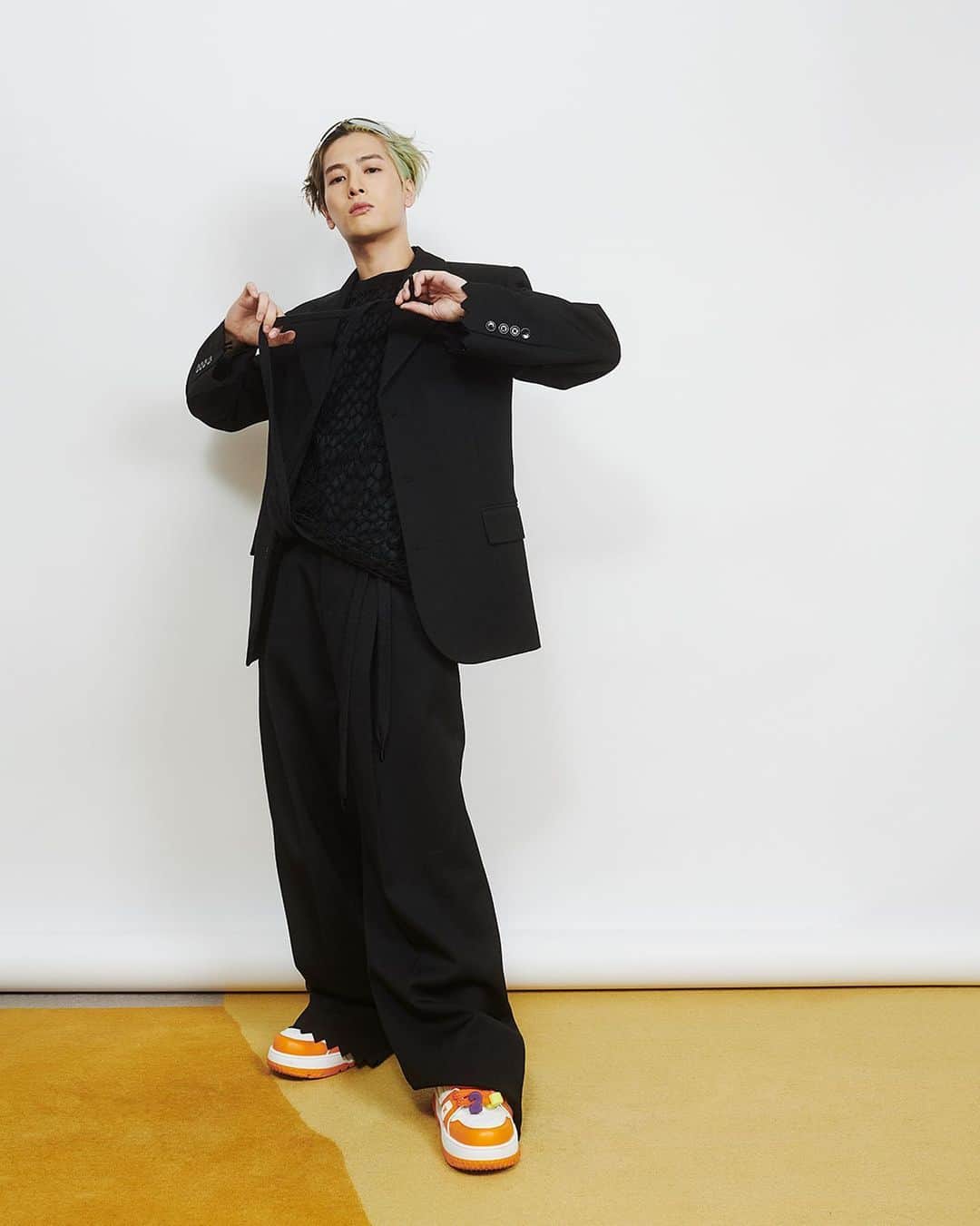 ジャクソンのインスタグラム：「@jacksonwang852g7 for #LouisVuitton. The Maison is pleased to announce that the world-renowned singer will be joining as new House Ambassador.」