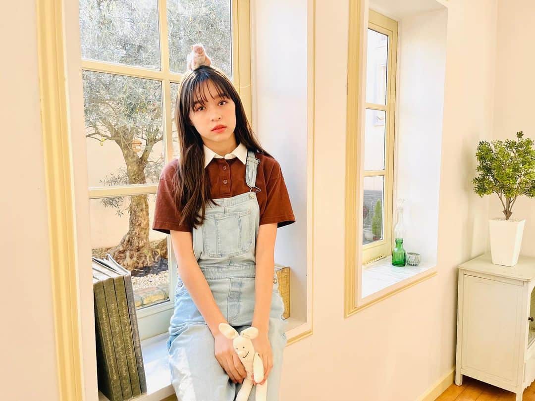ニコ☆プチのインスタグラム：「📸  ある日の撮影休憩中ハルハ🌼🌼 頭の上に何かいるー！！😂🐿笑  そのあとはお昼寝😴🪴  #星名ハルハ #オフショット」