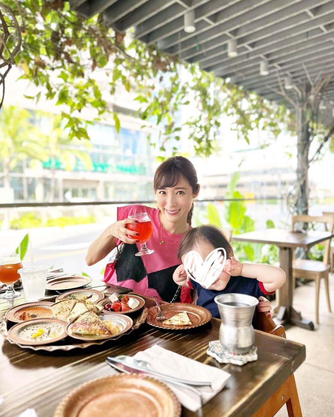 小林真由のインスタグラム：「Hawaiiに着いた翌日のランチ🇹🇷 📍Istanbul hawaii ⁡ ⁡ 予約せずに行ったけど、タイミングよくテラス席に座れてラッキー。 器も内装も可愛くて美味しかった🧆 ただ、メニューではどんな料理がくるのか想像もつかずドキドキ。とりあえずスパイシーじゃないかだけを何度も聞いておきました。笑　沢山頼んだけど失敗もなく♡子供と中東料理はなかなか食べられないから嬉しかった🫘！ ⁡ ⁡ ⁡ #ファッション #コーデ #ママコーデ #女の子ママ #男の子ママ #ママライフ #コーディネート #４歳 #２歳 #ベビー #二人育児 #子連れ旅行 #旅行 #ハワイ旅行 #ハワイ #ランチ #イスタンブールハワイ #ハワイグルメ #Istanbulhawaii #hawaii」