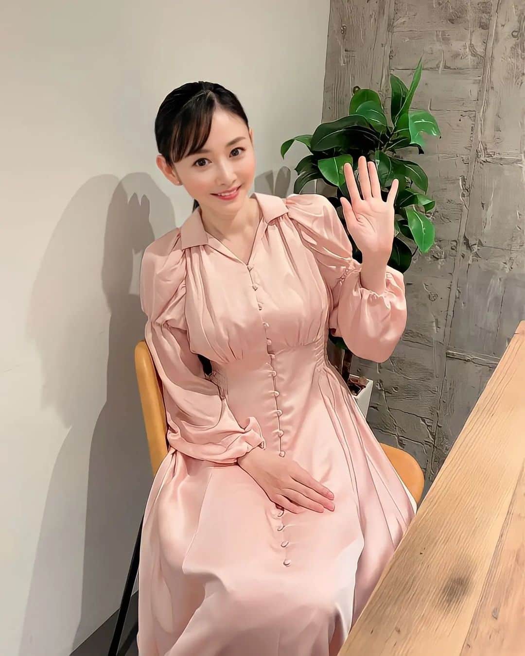 杉原杏璃のインスタグラム：「皆さん　ありがとうございました😊  本日のファイナンシャルアカデミーさんの投資イベント　 zoomでのご参加の皆様 会場お越しいただいた皆様 ありがとうございました✨　 2023年はじめて皆さんに直接お会いしてのイベント♡楽しかったです。  明日は北九州〜　若松のボートレース場🚤にイベントで行きます♫ 飛行機はな〜　新幹線かな〜🚄　 北九州〜　久しぶり〜♫♫  皆さんに会えるのも楽しみだし❤️ お土産もいっぱい買って帰ろ〜  #若松ボート #若松BOATRACE #BOATRACE #ファイナンシャルアカデミー #投資 #資産運用」