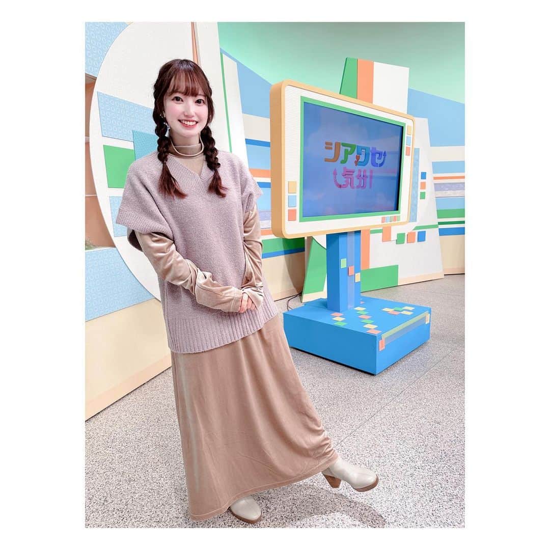 石井奏美のインスタグラム：「今日のシアワセ気分の衣装です👗 実はワンピースでした💡  #岡山#香川#アナウンサー」