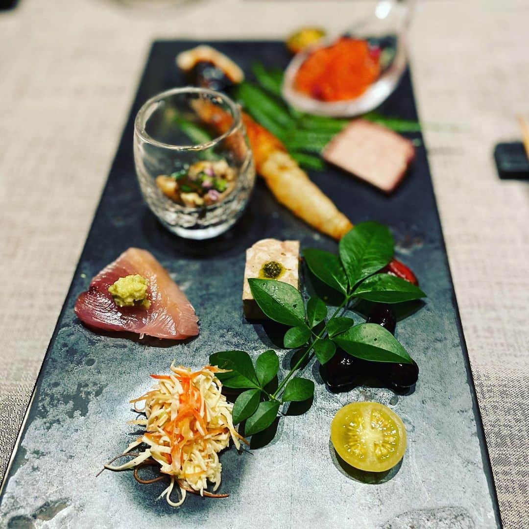 のインスタグラム：「昨夜は、慈華で新年会。 “運気の上がる前菜盛り合わせ” から始まるフルコースは、 どれも胸高鳴るお料理の連続でした。 （半分撮り忘れています）  運気の上がる前菜盛り合わせは、 運気を上げていくように、下から順に召し上がってください、と。 もうそれだけでワクワクし、 結果運気が上がった気がしました⤴️  〆の麺、私はあっさり麺を頼んだのですが、 岡山の黄韮を使った麺で。 思いがけなく、父の故郷が出てきて、 懐かしくなりました。 岡山で黄韮のお料理食べたなぁと。  今年はきっと、いい年になりそうです。 いや、する！  #慈華」