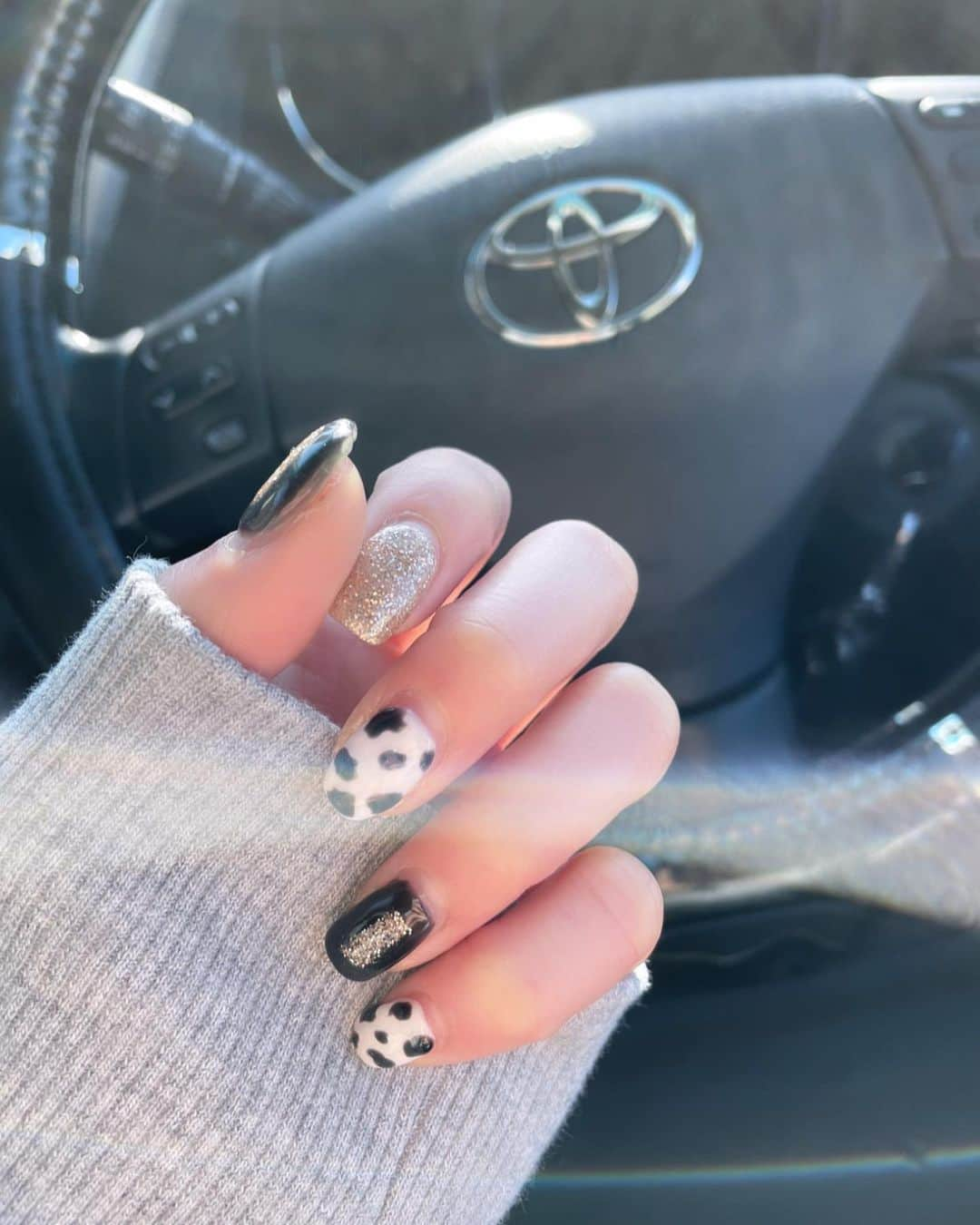 森下真依のインスタグラム：「💅🖤  #nail #selfnail #セルフネイル #デザインネイル #ラメネイル」