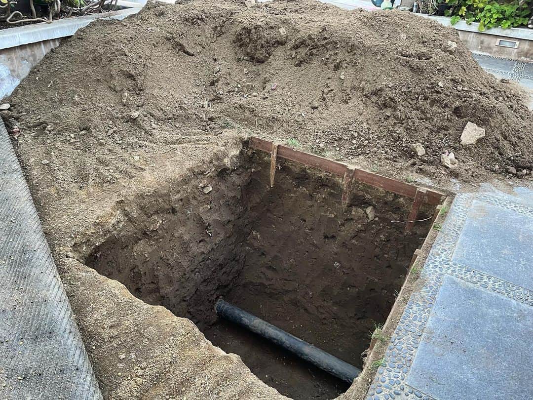 ギャレット・ディラハントさんのインスタグラム写真 - (ギャレット・ディラハントInstagram)「LA rains caused some havoc.  Got some issues.  Guy wanted to charge me $3500 to dig this hole so they could get at this pipe.  I said I’d dig it myself.  He expressed doubt.  2 1/2 hours later this is my backyard.  So there.  Now who’s gonna walk on my back? #yesallIdidwasdigahole」1月21日 9時41分 - garretdillahunt
