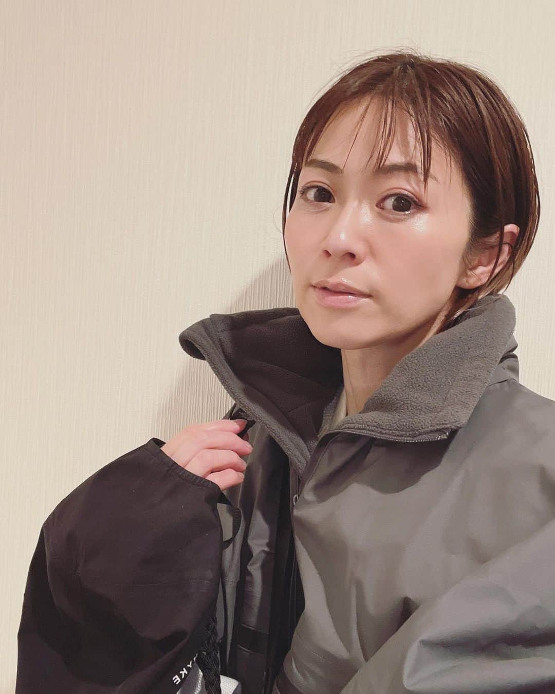 畑野ひろ子のインスタグラム：「寒い日は、 @hyke_official のプルオーバーが最高なんです。 来週から大寒波みたいですね❄️ 防寒グッズも準備しなきゃ」