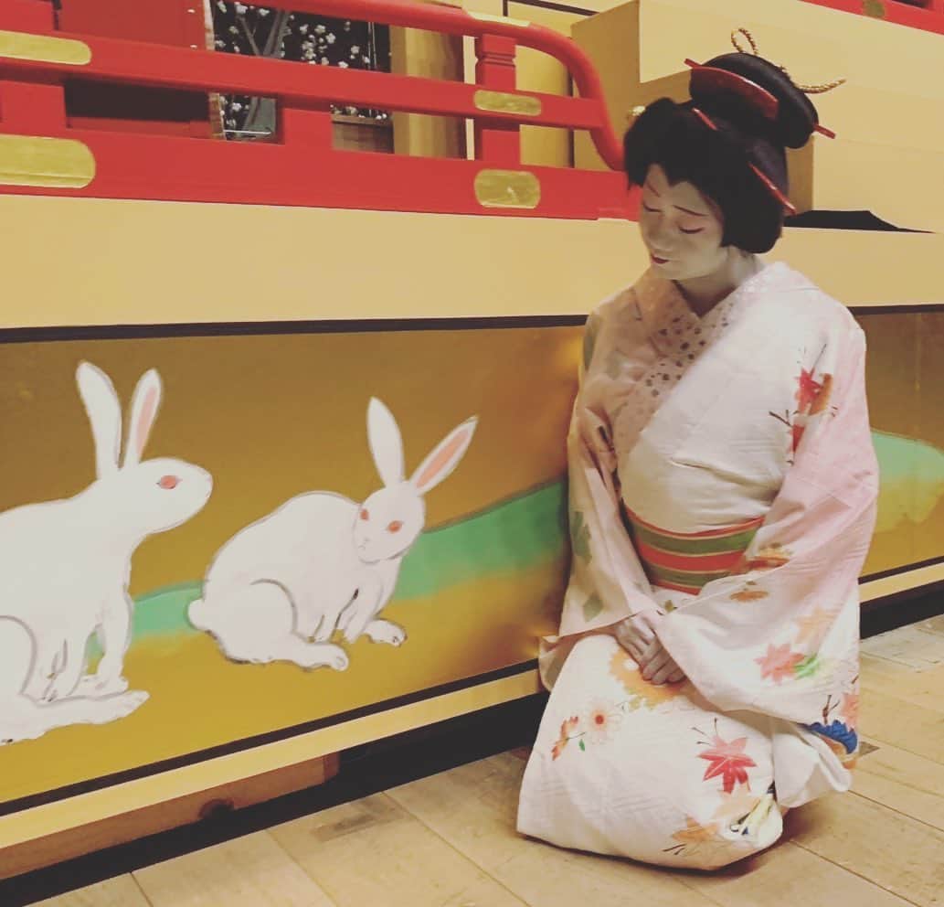 中村壱太郎のインスタグラム：「卯年の始まり  『壽 初春大歌舞伎』  舞台裏に居る、うさぎ🐇  #うさぎ #歌舞伎 #卯年 #女方 #同じ色 #歌舞伎座 #白 #ピンク#雪色 #鴇色  ------------------------------  Opening of the Year of the Rabbit  "New Year Kabuki"  A rabbit is in the backstage  #artwork #kabuki #japan #japanese #traditional #beautiful #japanesefood #japantravel #photooftheday #nature #japan_of_insta」