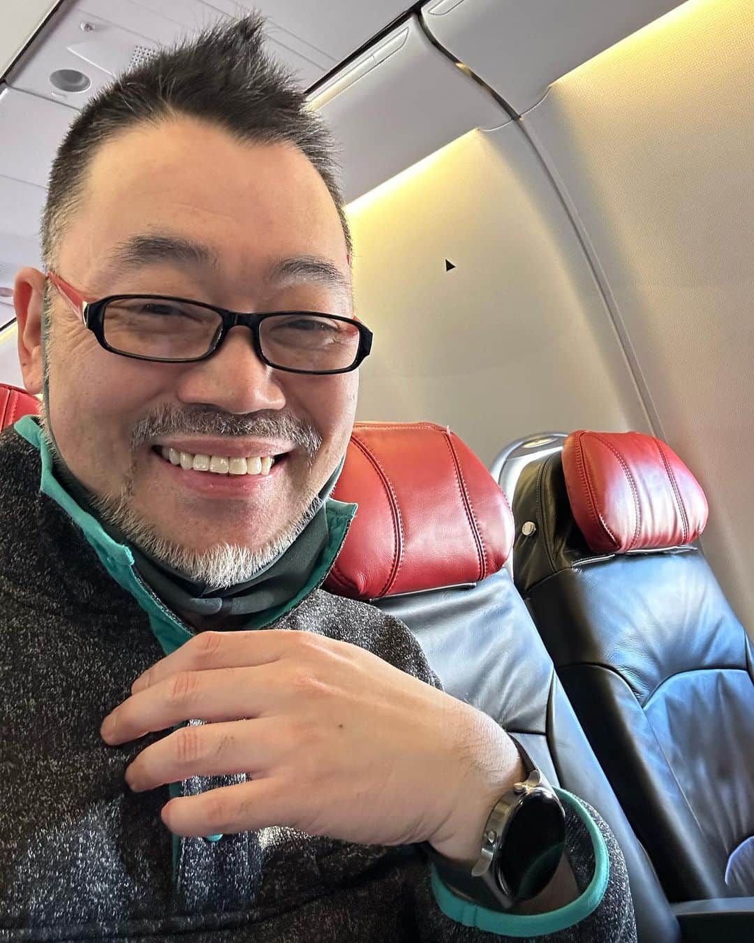 のインスタグラム：「I just aboard a plane to Bang-Kok.See you soon friends in Thailand.」
