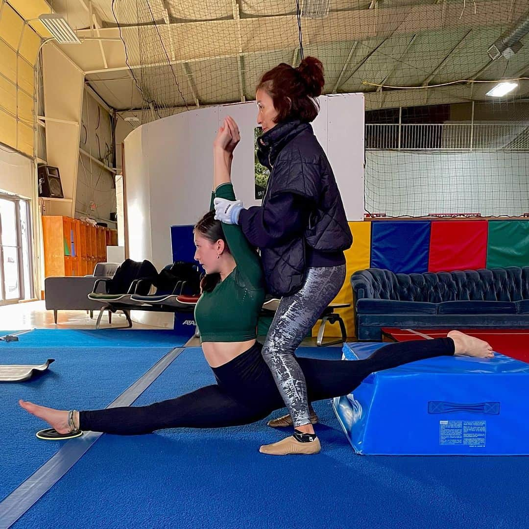 Rozinaのインスタグラム：「getting that post-workout stretch in!  #athlete#stretch#iceskating#figureskating#workout#postworkout#dallas#texas#collegeathlete#balance#discipline#hardwork#motivation#gymshark#gymsharkwomen#gym#training」