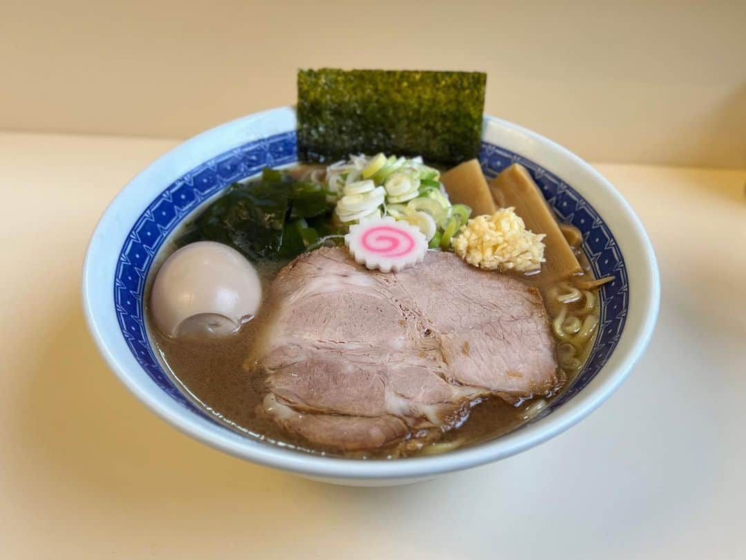 SUSURUさんのインスタグラム写真 - (SUSURUInstagram)「自家製麺 麺屋六等星さんの2号店。 今までになかった新しいとんこつラーメンが爆誕しました。 ウマスギィ！！ #susuru_tv #2601日目 #自家製麺二丁目ラーメン #橋本 #神奈川 #味玉とんこつラーメン #賄い飯 #超うまい  #ラーメン #らーめん #ramen #ラーメン部 #ramennoodles #毎日ラーメン生活 #麺スタグラム #japaneseramen #japanramen #foodstagram #foodie #noodles #instanoodle #instaramen #instafood #豚骨ラーメン #豚骨 #神奈川ラーメン」1月21日 10時12分 - susuru_tv