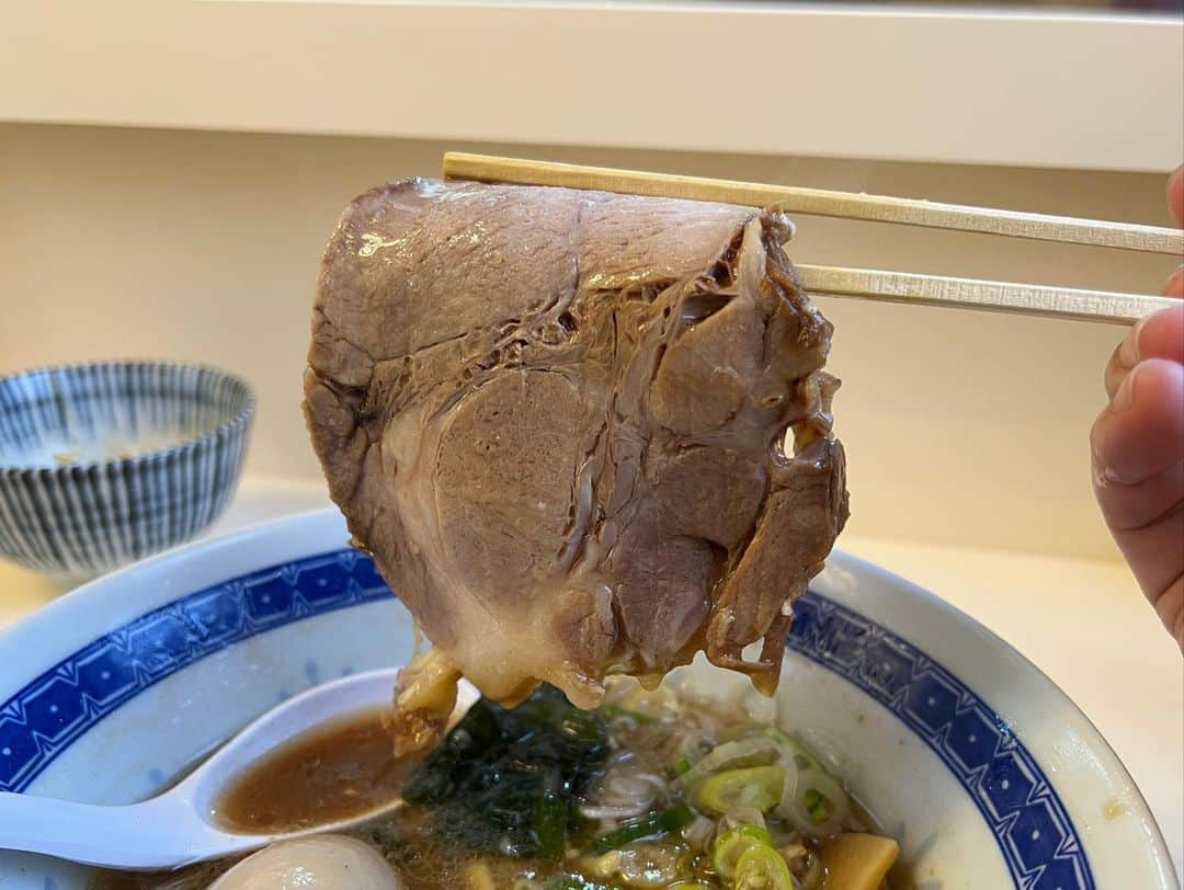 SUSURUさんのインスタグラム写真 - (SUSURUInstagram)「自家製麺 麺屋六等星さんの2号店。 今までになかった新しいとんこつラーメンが爆誕しました。 ウマスギィ！！ #susuru_tv #2601日目 #自家製麺二丁目ラーメン #橋本 #神奈川 #味玉とんこつラーメン #賄い飯 #超うまい  #ラーメン #らーめん #ramen #ラーメン部 #ramennoodles #毎日ラーメン生活 #麺スタグラム #japaneseramen #japanramen #foodstagram #foodie #noodles #instanoodle #instaramen #instafood #豚骨ラーメン #豚骨 #神奈川ラーメン」1月21日 10時12分 - susuru_tv