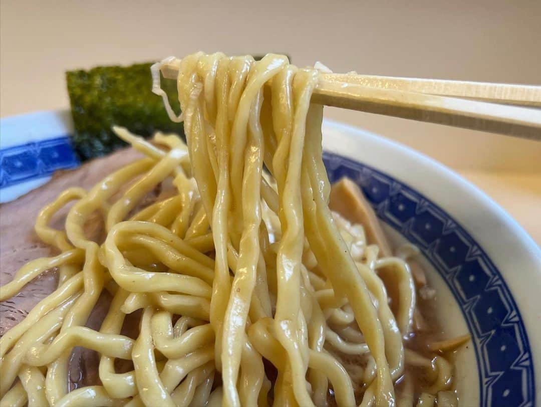 SUSURUさんのインスタグラム写真 - (SUSURUInstagram)「自家製麺 麺屋六等星さんの2号店。 今までになかった新しいとんこつラーメンが爆誕しました。 ウマスギィ！！ #susuru_tv #2601日目 #自家製麺二丁目ラーメン #橋本 #神奈川 #味玉とんこつラーメン #賄い飯 #超うまい  #ラーメン #らーめん #ramen #ラーメン部 #ramennoodles #毎日ラーメン生活 #麺スタグラム #japaneseramen #japanramen #foodstagram #foodie #noodles #instanoodle #instaramen #instafood #豚骨ラーメン #豚骨 #神奈川ラーメン」1月21日 10時12分 - susuru_tv