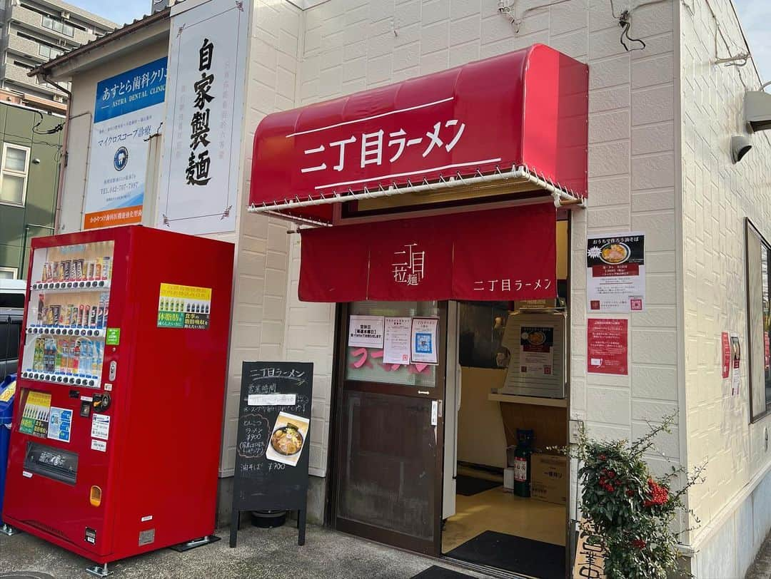 SUSURUさんのインスタグラム写真 - (SUSURUInstagram)「自家製麺 麺屋六等星さんの2号店。 今までになかった新しいとんこつラーメンが爆誕しました。 ウマスギィ！！ #susuru_tv #2601日目 #自家製麺二丁目ラーメン #橋本 #神奈川 #味玉とんこつラーメン #賄い飯 #超うまい  #ラーメン #らーめん #ramen #ラーメン部 #ramennoodles #毎日ラーメン生活 #麺スタグラム #japaneseramen #japanramen #foodstagram #foodie #noodles #instanoodle #instaramen #instafood #豚骨ラーメン #豚骨 #神奈川ラーメン」1月21日 10時12分 - susuru_tv