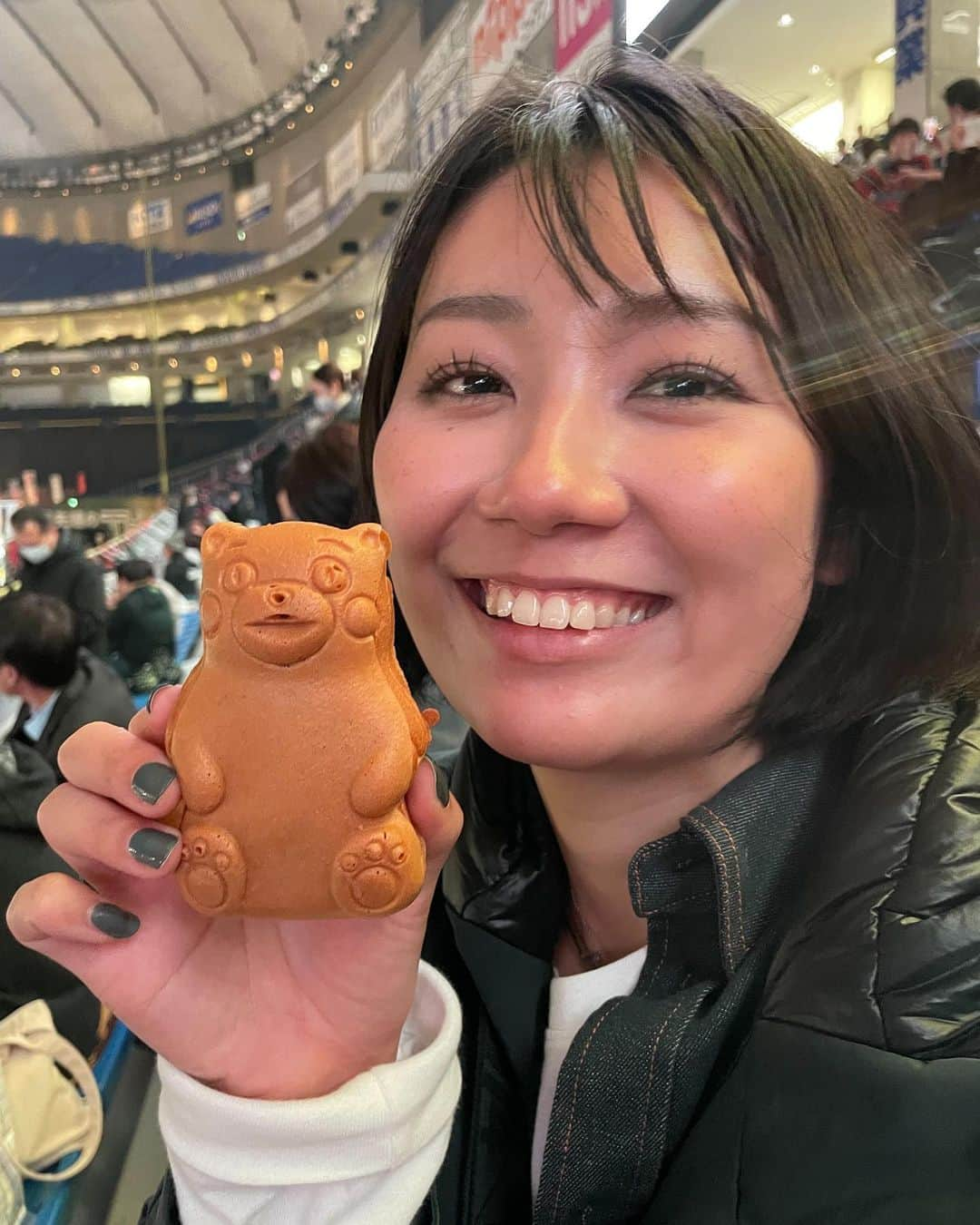 新美有加のインスタグラム：「🐾 年に一度の楽しみ🍚 たらふく食べて、お土産も買ったのに 次から次へとばくばく食べてしまって ほとんど写真がありません😂  マイカトラリー、エコバッグ、ウェットティッシュ なんならお盆も持っていけば(新美的4神器) 色んなものが食べられて、持って帰れて とっても満足します🤤  マスクの中にカニ味噌をこぼして ずーっとカニの香りと過ごした数時間🦀 リップもしっかり取れるまで食い倒れました😂  #ふるさと祭り東京  @furusatomatsuritokyo」