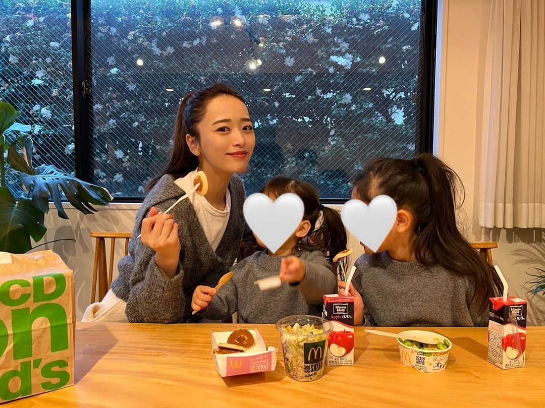 近藤千尋のインスタグラム：「おはようございます🌅 娘たち朝マック食べて幸せな朝☺️笑  1/24からオンエアされるマクドナルド 新CM「#旅の前の朝マック 」を 一足先に試写させてもらいました💓  CMを見て、 子どもたち連れてのお出かけは 大変な時もあるけど、 家族で過ごす時間ってとても大切だよなーと改めて感じました🫶🏻🥺  それにしても朝マックってなんでこんな美味しいんだ。。笑💓  #マクドナルド #旅の前の朝マック #家族といっしょに  #CM先行試写会 #pr  @mcdonaldsjapan」