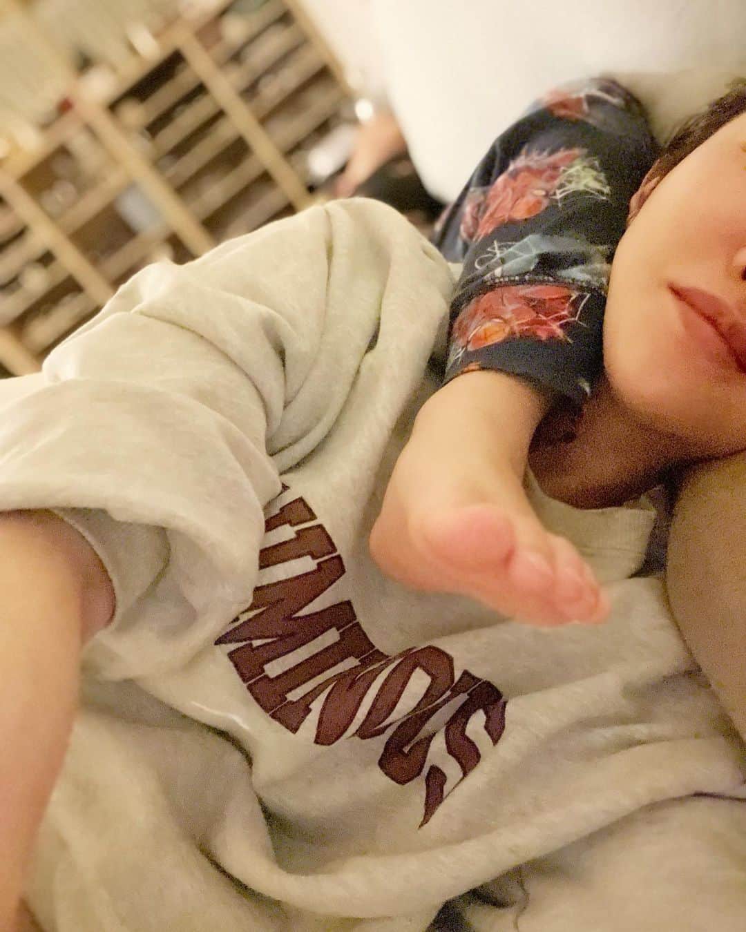 神崎恵のインスタグラム：「・ おはようございます。 昨晩も、息子の寝相が炸裂していました。 顔面への踵落としに比べたら、これくらいはへっちゃらちゃら。 睡眠周期や寝ている間の体温の調整。 3人の息子との添い寝歴。 寝冷えしないよう腹巻きやら下着やら寝具まわりをいろいろ工夫してはいるものの、なかなかなかなか😂 でも3人目となると、慣れるというか、鍛えられると言いますか、「こんな時間もあとちょっとしかないのよね〜」と。もはや味わい深い時間になっています。 息子の足の爪がまたあっという間に伸びていたので、切るぞ〜。」