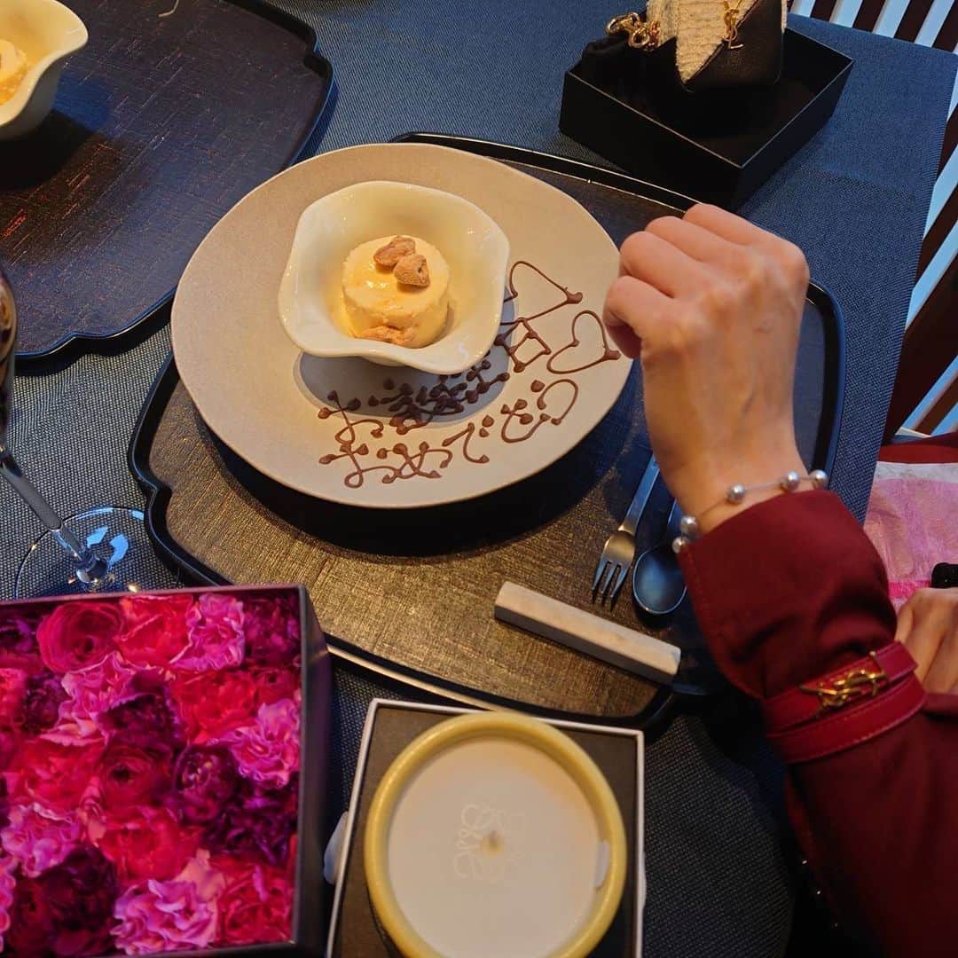 吉村美紀さんのインスタグラム写真 - (吉村美紀Instagram)「千駄ヶ谷にある MUTO sendagayaにて お誕生日会をしてもらいました！ 美味しい食事に素敵なプレゼント✨✨ 幸せな1日になりました❤️  いつもありがとうね^_^  #お誕生日会」1月21日 11時35分 - lespros_miki