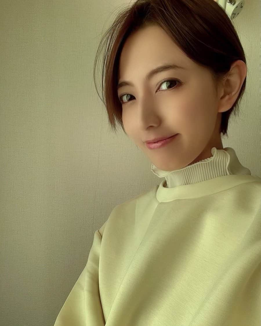 山名裕子のインスタグラム：「. みなさまのやさしさに触れて こころがぽかぽかしています  本当にありがとうございます たくさんメッセージやLINE ストーリーシェアいただき 感謝の気持ちでいっぱいです  ありがとうの気持ちは こころを潤わせてくれますね  いつもコメントくださる方も ありがとうございます🫶  本日は臨床day みなさまのおかげでがんばれます  #感謝 #ありがとうございます #周りにやさしい人しかいない #環境に恵まれています #髪の毛ノーセットでも外に出られる #保志さんのおかげ @gorosurf」