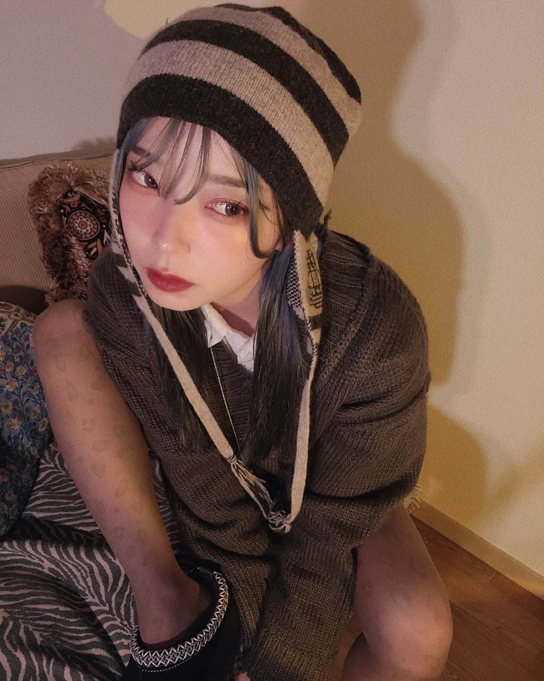 mam（まむ）のインスタグラム：「cold protection🥶🥶🥶🧶💦💦💦 . もう直ぐ２月だし、もっと寒くなるね…😥 . . #mam_ootd#tflers#outfit#cute#viviennewestwood」