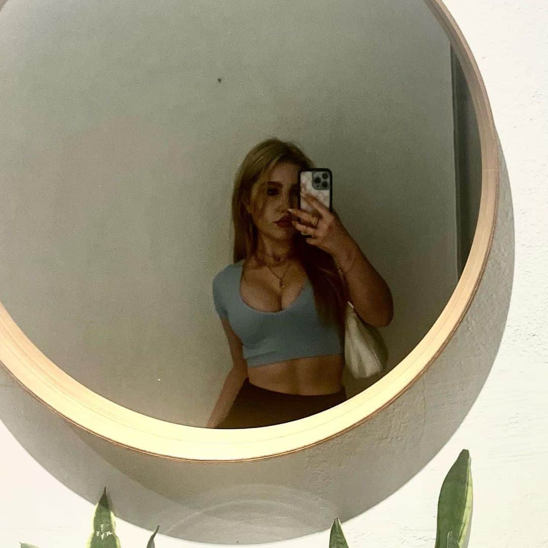 エラ・アンダーソンのインスタグラム：「collateral mirror selfie whilst trying to photograph the studio’s plants」