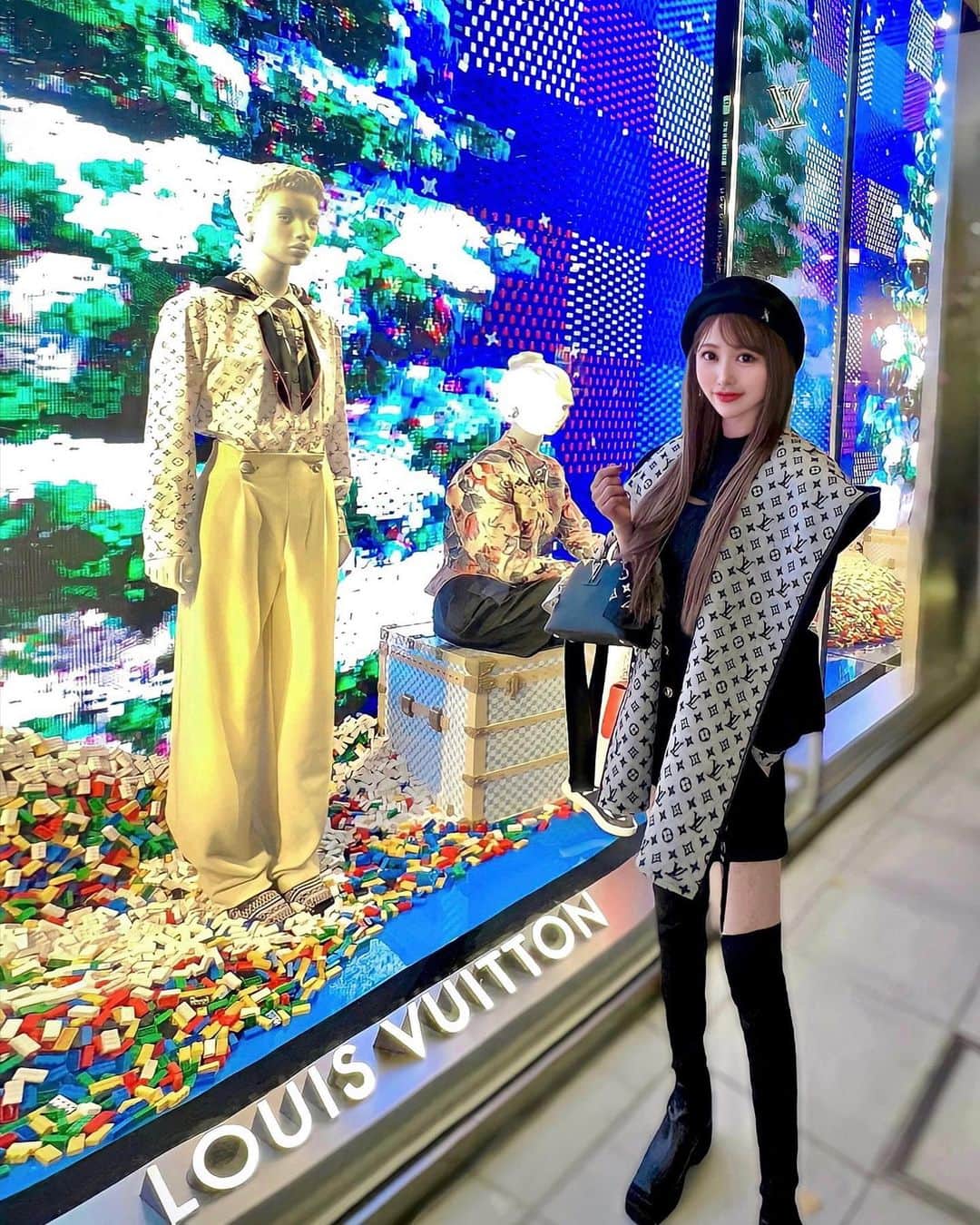 のインスタグラム：「.  𝐋𝐕✖𝐋𝐄𝐆𝐎🎄💜💙💜  . . #ルイヴィトン #lvstyle #louisvuitton #カプシーヌ #カプシーヌミニ #capucines #バンドー #lv #lvcode #lvfashion」