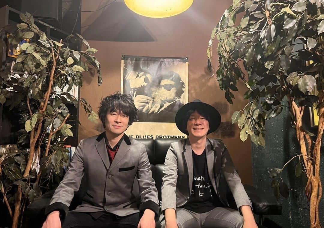 間慎太郎さんのインスタグラム写真 - (間慎太郎Instagram)「Birthday LIVEは今年も神戸チキンジョージで演らせて頂きます🎤 詳細が解禁になりました‼️  『間慎太郎Birthday LIVE2023 ～We are NEW GUITAR HEROS』 【日程】2023年3月27日(月) 【会場】THE LIVE HOUSE CHICKEN GEORGE 【出演】間慎太郎/山田武郎(THE イナズマ戦隊) 【開場/開演】19:00/19:30 【料金】3,500円/4,000円（別途ドリンク） 【チケット】 2023/01/29(日)10：00～ ・チケットぴあ 　0570-02-9999　[Pコード：235-988] ・ローソンチケット 　0570-084-005　[Lコード：51890]  皆様、一緒にお祝いしましょう🥂」1月21日 12時50分 - hazamashintaro_official